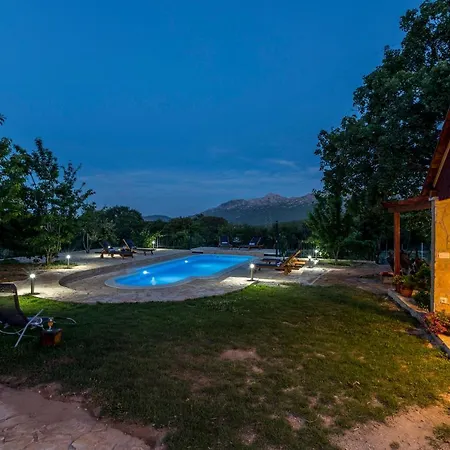 Podrugovi Dvori With Pool Koprivno