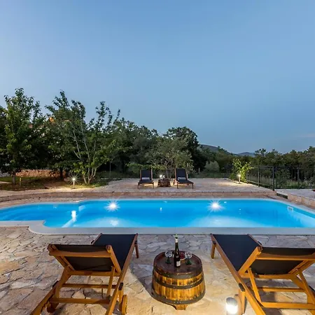 Podrugovi Dvori With Pool