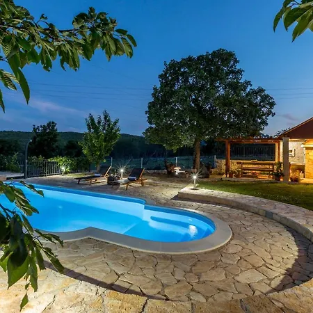 Podrugovi Dvori With Pool