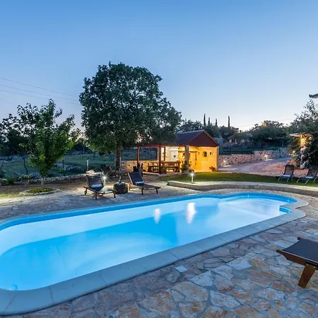 Vila Podrugovi Dvori With Pool