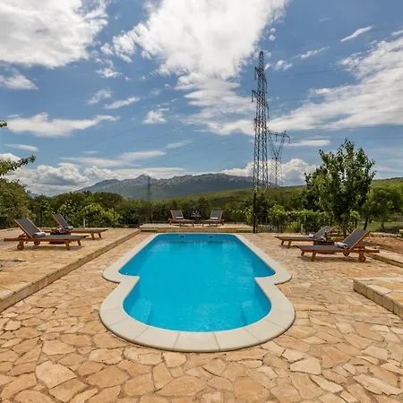 Podrugovi Dvori With Pool Koprivno