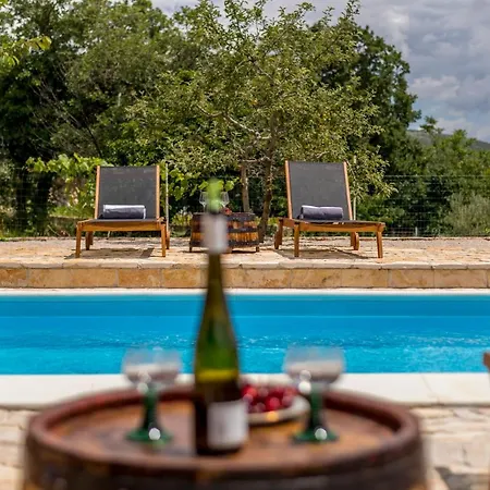 Podrugovi Dvori With Pool