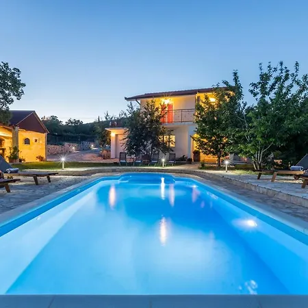 Podrugovi Dvori With Pool *