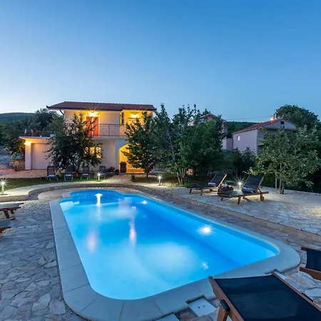 Podrugovi Dvori With Pool Vila