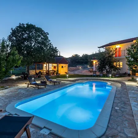 Podrugovi Dvori With Pool *