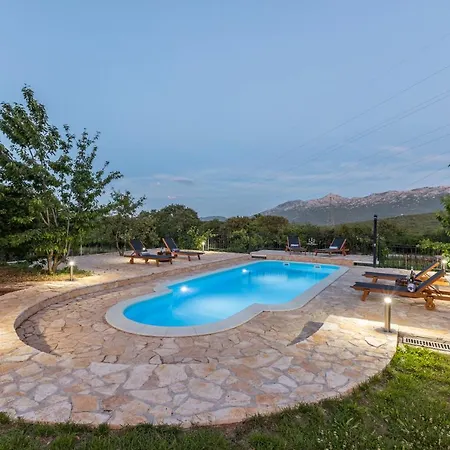 Villa Podrugovi Dvori With Pool