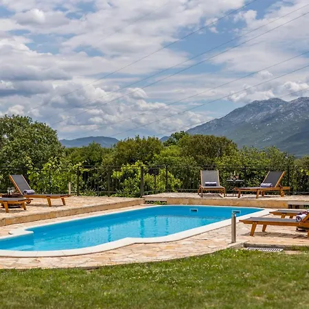 Podrugovi Dvori With Pool