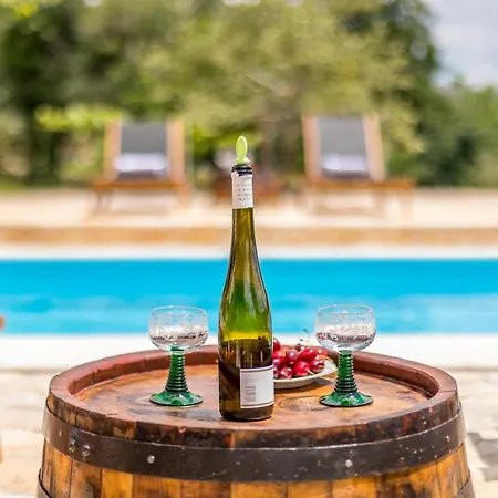 Podrugovi Dvori With Pool