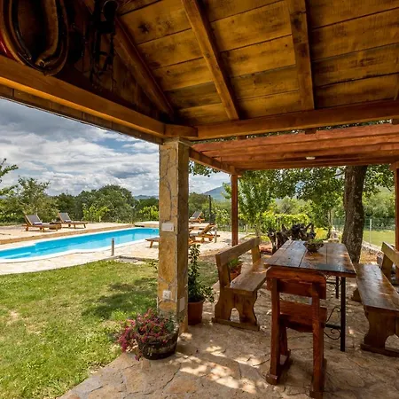 Podrugovi Dvori With Pool *