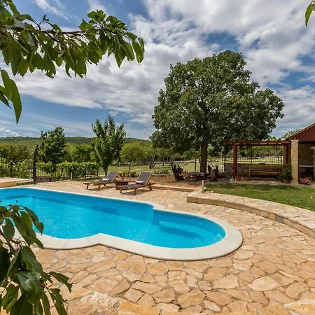 Podrugovi Dvori With Pool Koprivno