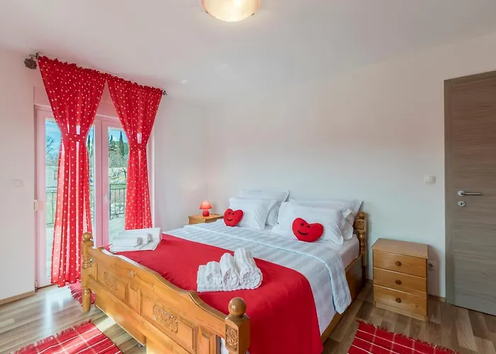 Podrugovi Dvori With Pool