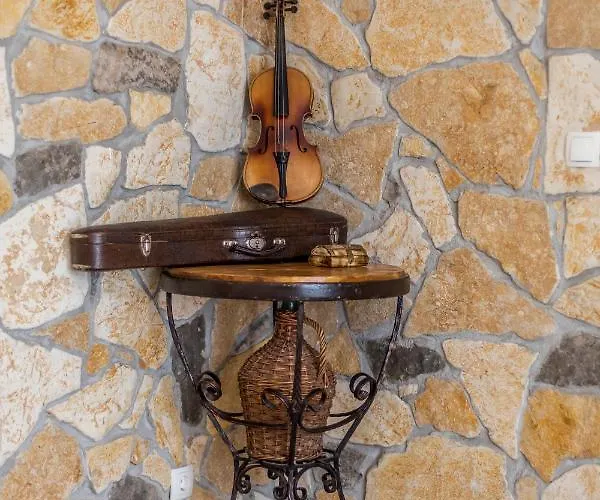 Podrugovi Dvori With Pool Vila