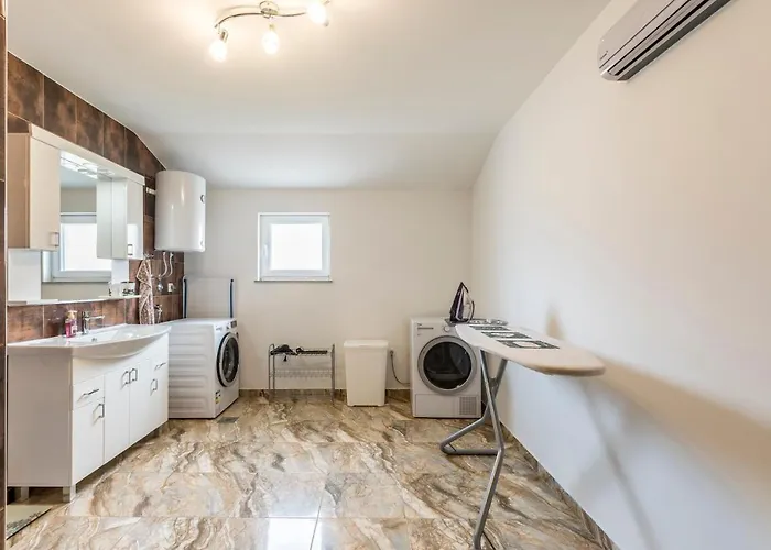 Podrugovi Dvori With Pool *