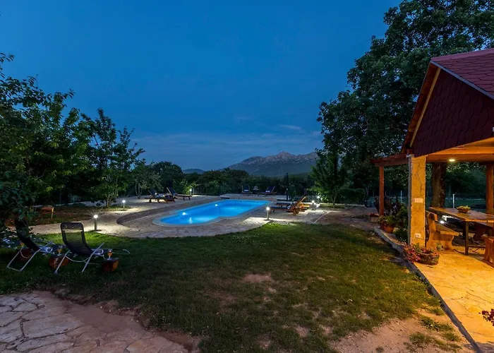 Podrugovi Dvori With Pool Koprivno