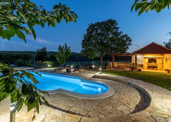 Podrugovi Dvori With Pool