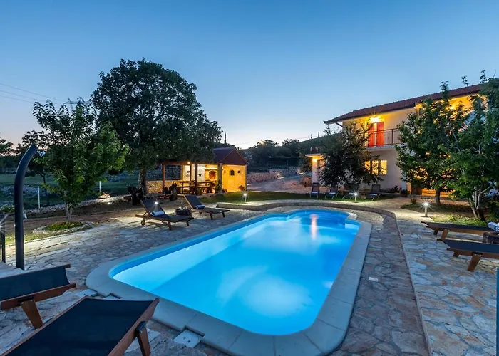 Podrugovi Dvori With Pool *