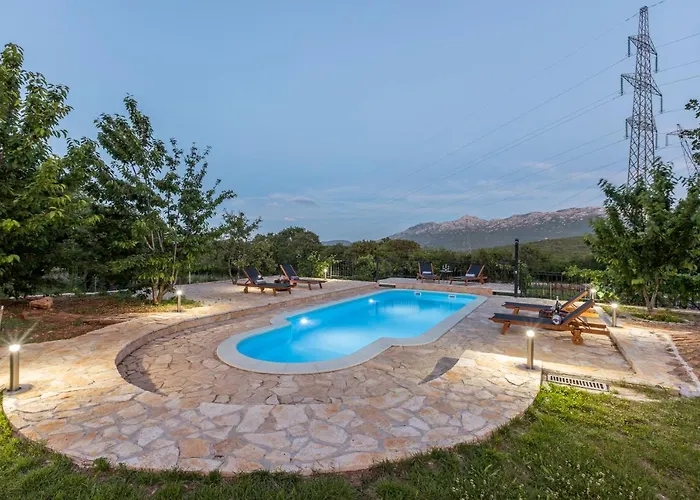 Vila Podrugovi Dvori With Pool