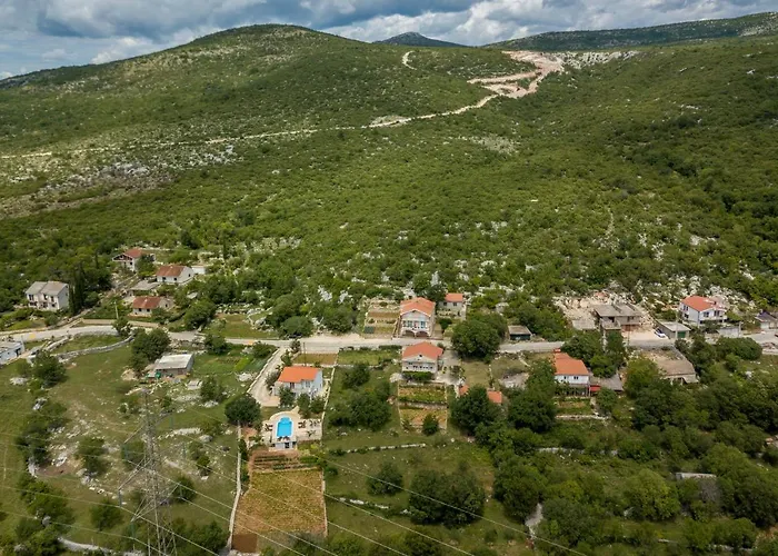 Podrugovi Dvori With Pool Vila