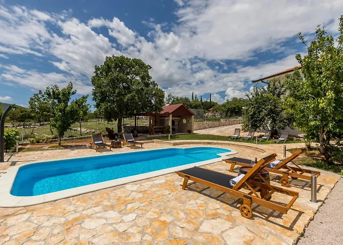 Vila Podrugovi Dvori With Pool Koprivno