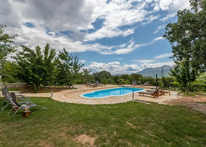 Podrugovi Dvori With Pool Vila *