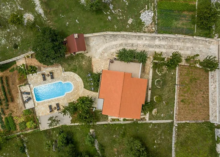 Podrugovi Dvori With Pool Vila