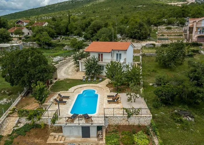 Podrugovi Dvori With Pool Koprivno