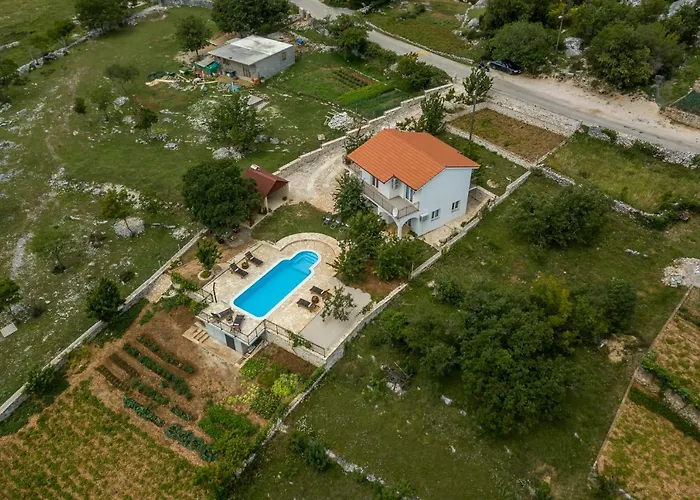 Vila Podrugovi Dvori With Pool