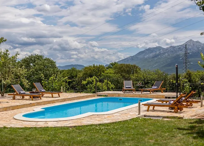 Podrugovi Dvori With Pool