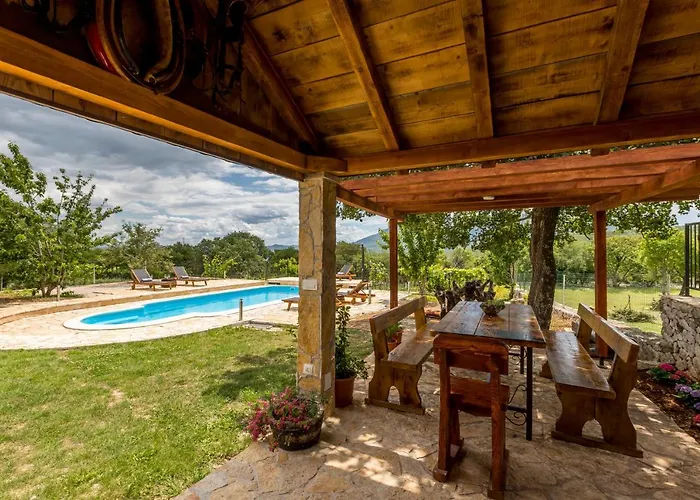 Podrugovi Dvori With Pool *