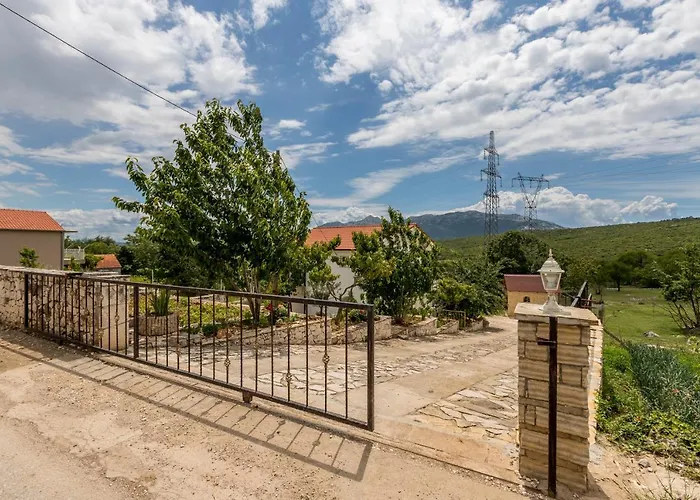 Podrugovi Dvori With Pool *