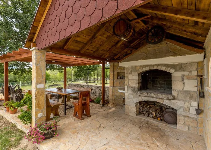 Podrugovi Dvori With Pool