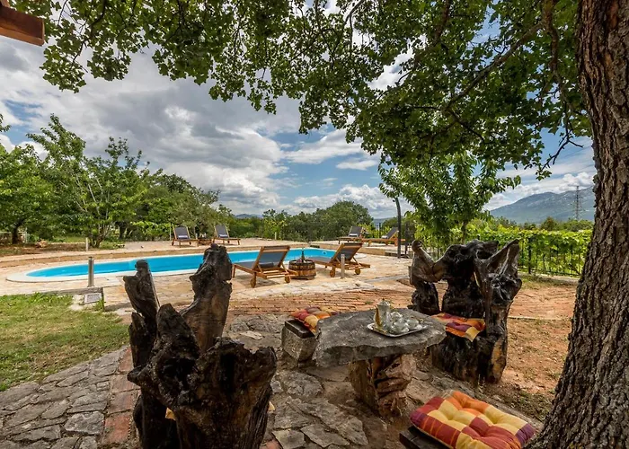 Podrugovi Dvori With Pool Koprivno