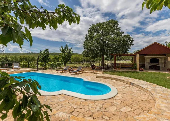 Podrugovi Dvori With Pool Koprivno